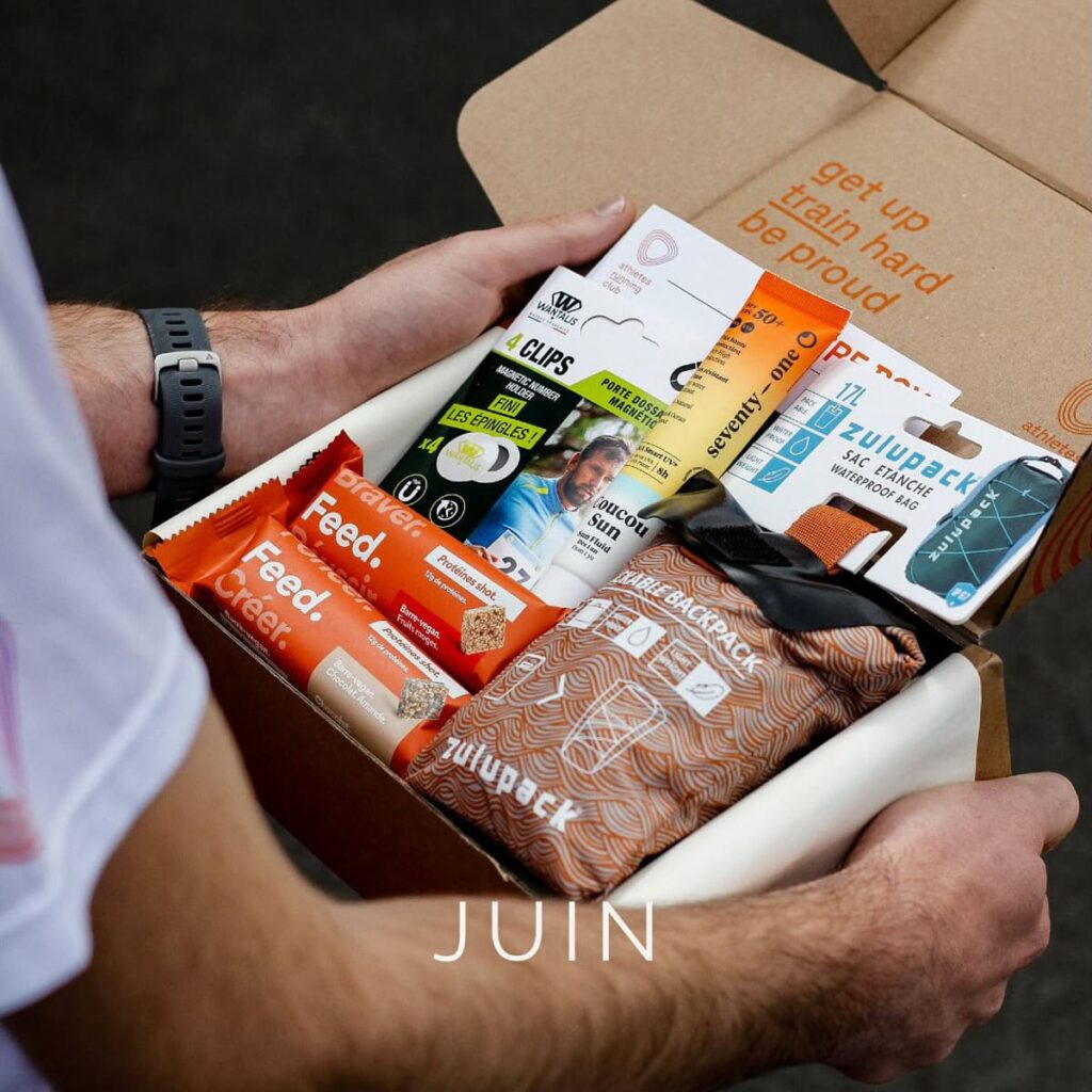 Photo du contenu de la box Athletes running club de juin 2024 remplie de produits pour la course