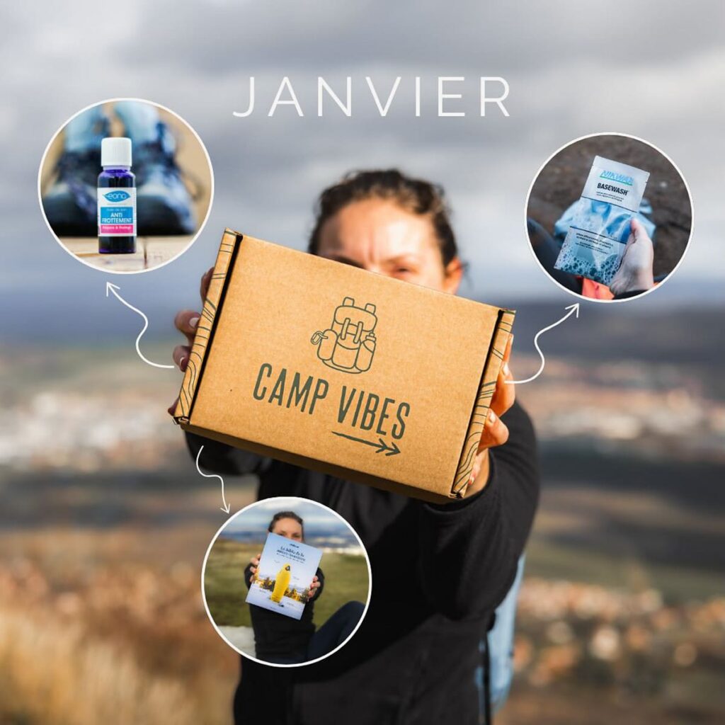 Visuel de la box de janvier 2024, avec une femme tenant la box et montrant la gazette, un produit d'hydratation et un soin
