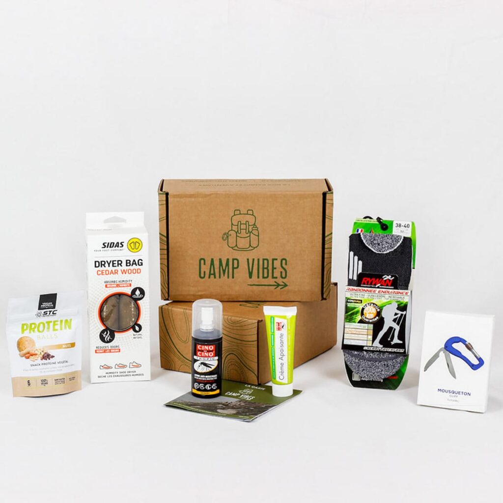 Tous les produits d'une box randonnée avec la boîte sur un arrière-plan neutre