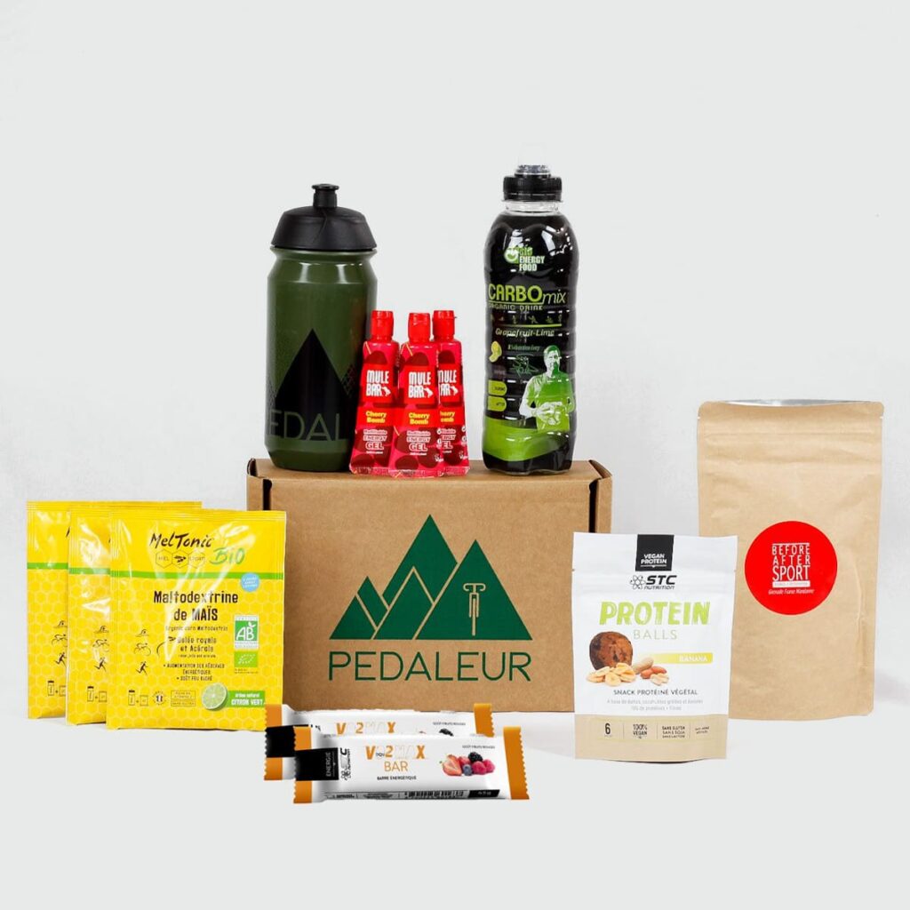 Tous les produits d'une box pour cycliste avec la boîte sur un arrière-plan neutre