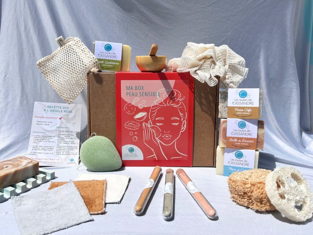 Présentation complète de la box mensuelle peau sensible avec soins naturels et accessoires exfoliants doux