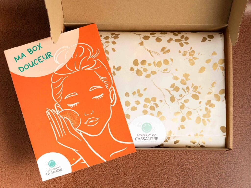 Coffret Les Bulles de Cassandre ouvert avec carte Ma Box Douceur et emballage soigné aux motifs floraux