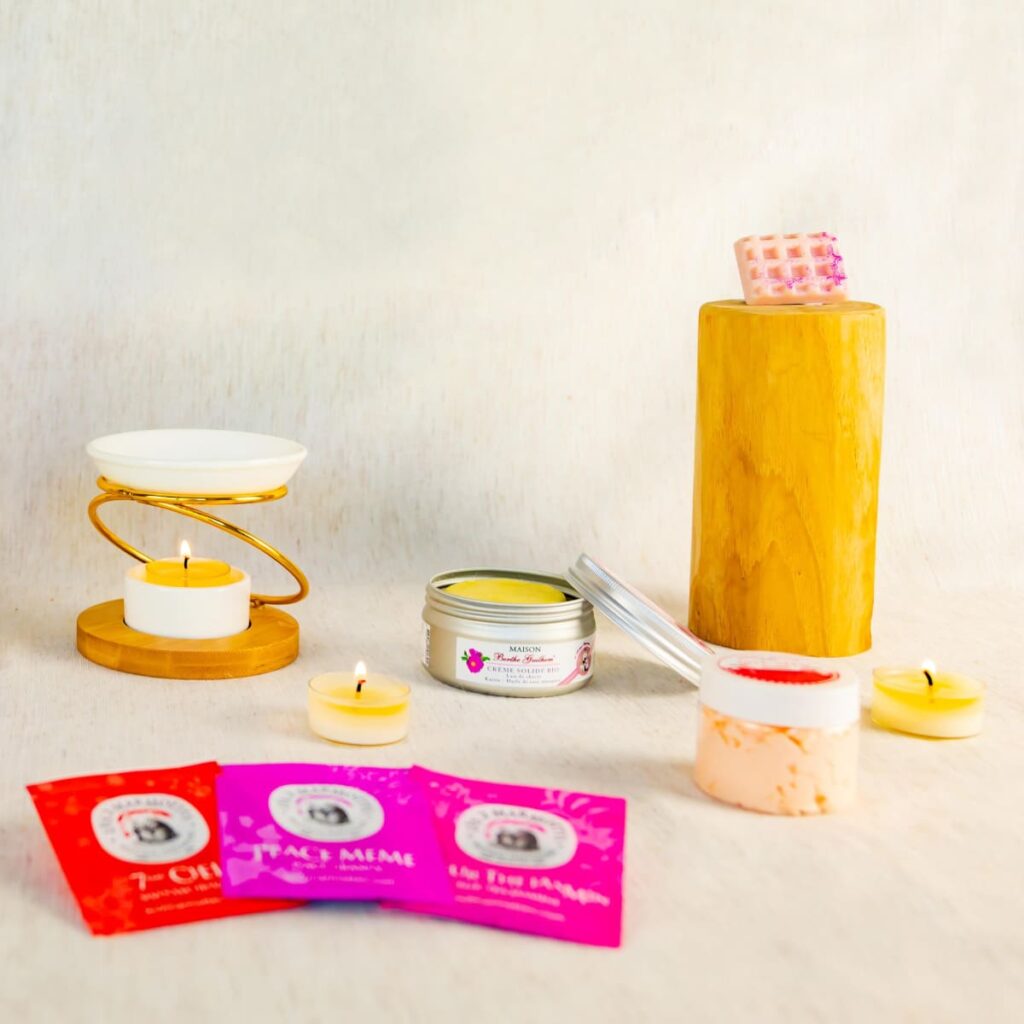 Bougies, infusions relaxantes et soins cocooning disposés dans une ambiance bien-être chaleureuse