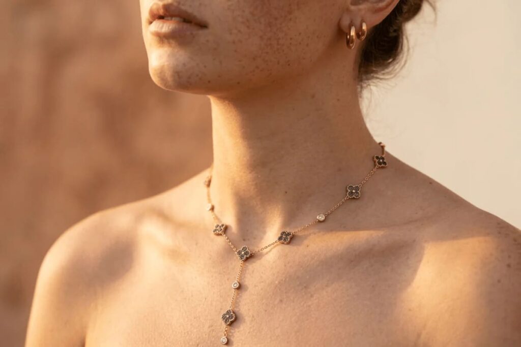 Exemple de collier fleurs raffiné sélectionné par La BB pour ses abonnés passionnés de bijoux fantaisie