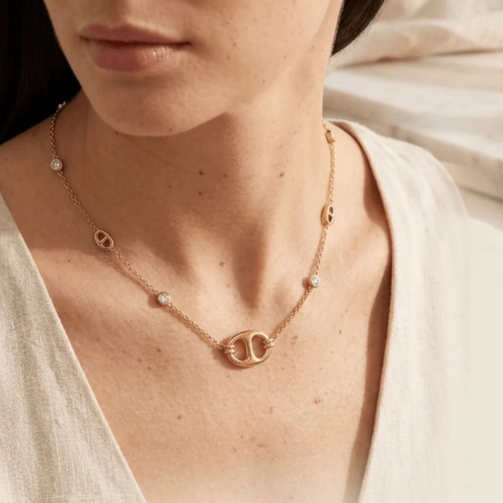 Exemple de bijou de la collection Inès avec collier doré orné de pierres scintillantes