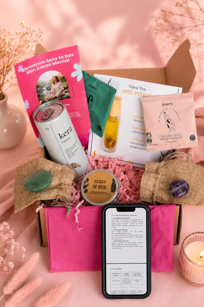 Contenu de la box Mon Cocon Mental avec bougie parfumée, infusions, pierre naturelle, huile de soin et programme d’accompagnement
